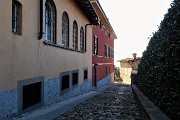38 Su stradetta lastricata (vista dall'alto)